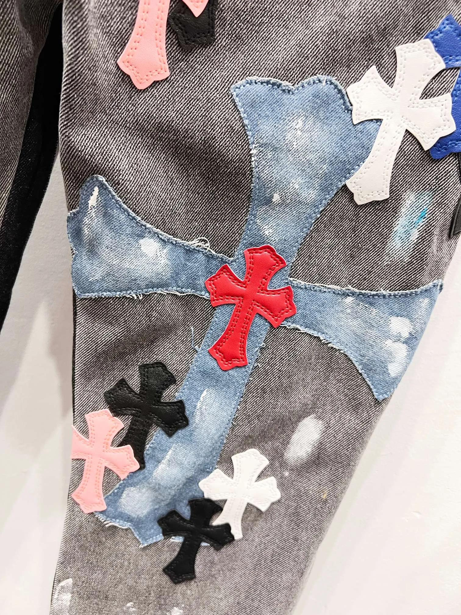 P360 Style No.: (r046) GALLERY DEPT. & Croixin co-branded 2025 new Cow King patchwork hand-painted colorful cross patchwork leather couple style bootcut jeans 🔥High version🔥High version🔥 Top ceiling quality Styles with different washed textures are very friendly to people with thin legs and thick legs. The bootcut version perfectly modifies the leg shape The timeless and moderate length makes it easy to match and match. It is the basis for various styles and is a must-have in your wardrobe! The fabric is stiff but also makes the upper body soft without losing texture. The washing process is even more perfect. It is a must-have item for everyone! ! ! Washed wheat, tag, trouser label, three labels complete Color: washed black Size: 28, 30, 32, 34, 36 (five sizes)